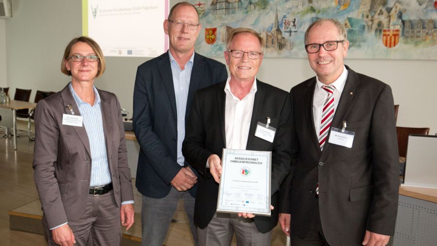 Auszeichnung Familienfreundliches Unternehmen im Kreis Paderborn (© Foto: Oliver Krato) Auszeichnung Familienfreundliches Unternehmen im Kreis Paderborn (© Foto: Oliver Krato)